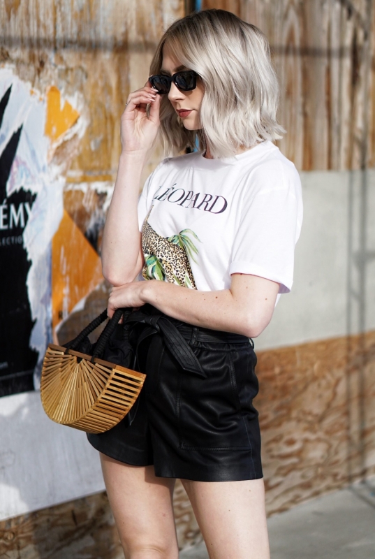 Trendy outfit s koženými šortkami